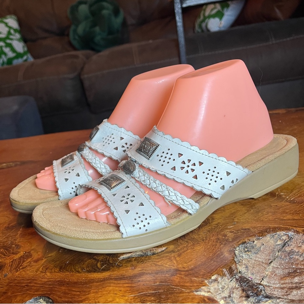 Minnetonka Gayle Medallion Slide Sandals White Leather Open Toe Size 10